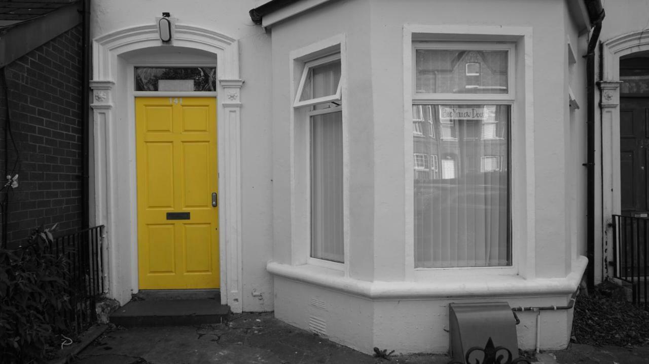 בלפסט Big Yellow Door In Queens Quarter מראה חיצוני תמונה